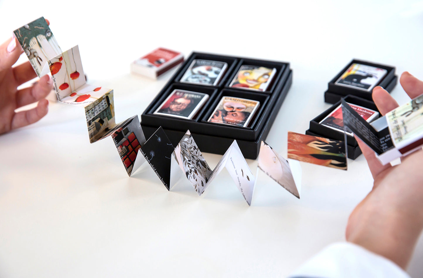 Handgemaakte MatchBoox-miniatuurboeken uitgevouwen met luxe geschenkdozen – MatchBoox productafbeelding
