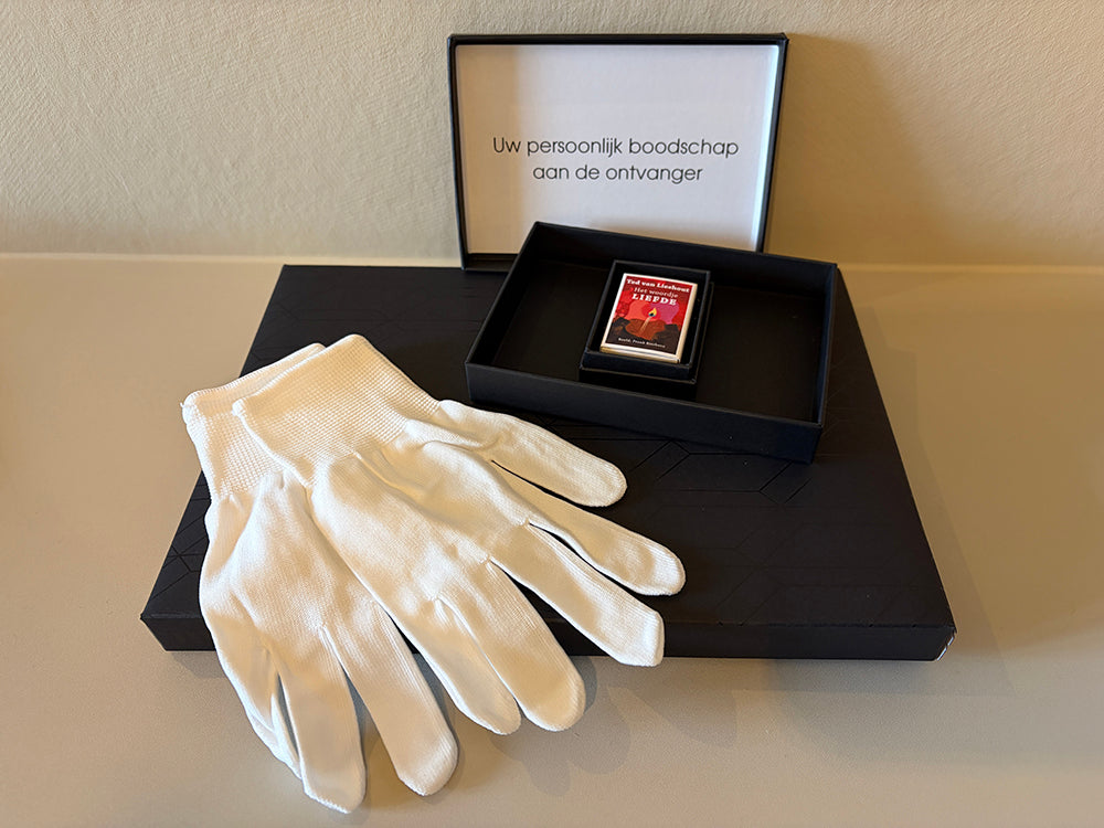 MatchBoox mini boekje als persoonlijk cadeau overhandigd