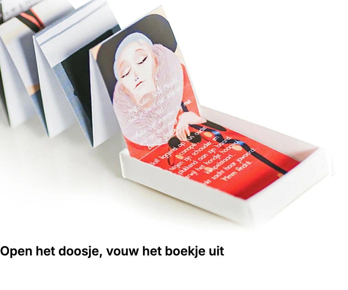 Uitgevouwen MatchBoox-miniatuurboek bij de geschenkdoos