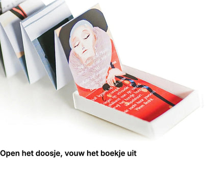 Uitgevouwen MatchBoox-miniatuurboek bij de geschenkdoos