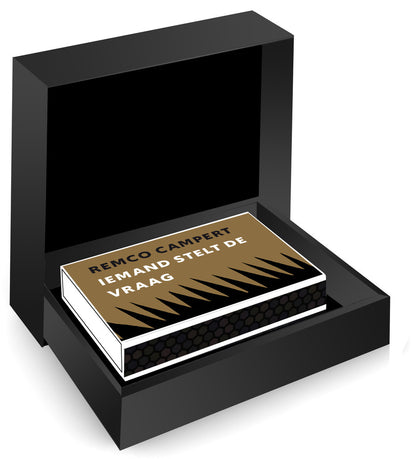 Herwolt van Doornen illustraties – Iemand stelt de vraag in de luxe MatchBoox-geschenkdoos