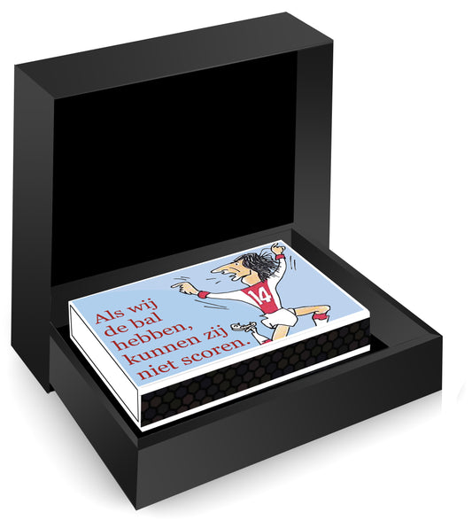 Open zwarte MatchBoox-geschenkdoos met Als wij de bal hebben kunnen zij niet scoren van Johan Cruijff. – MatchBoox miniatuurboek