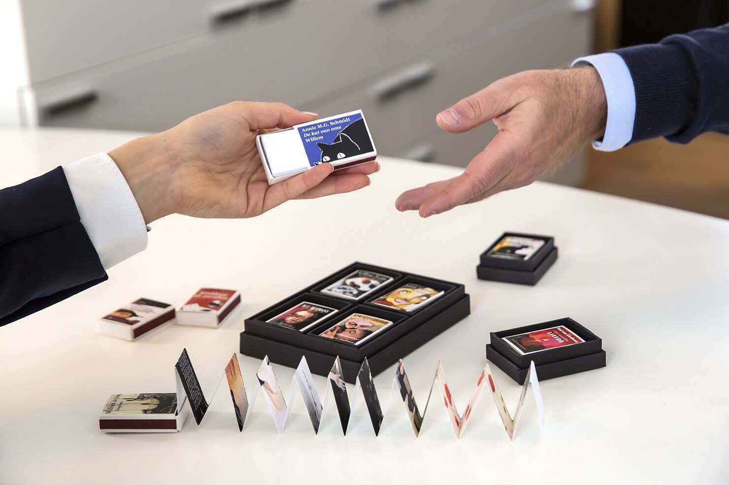 Een MatchBoox wordt als cadeau overhandigd