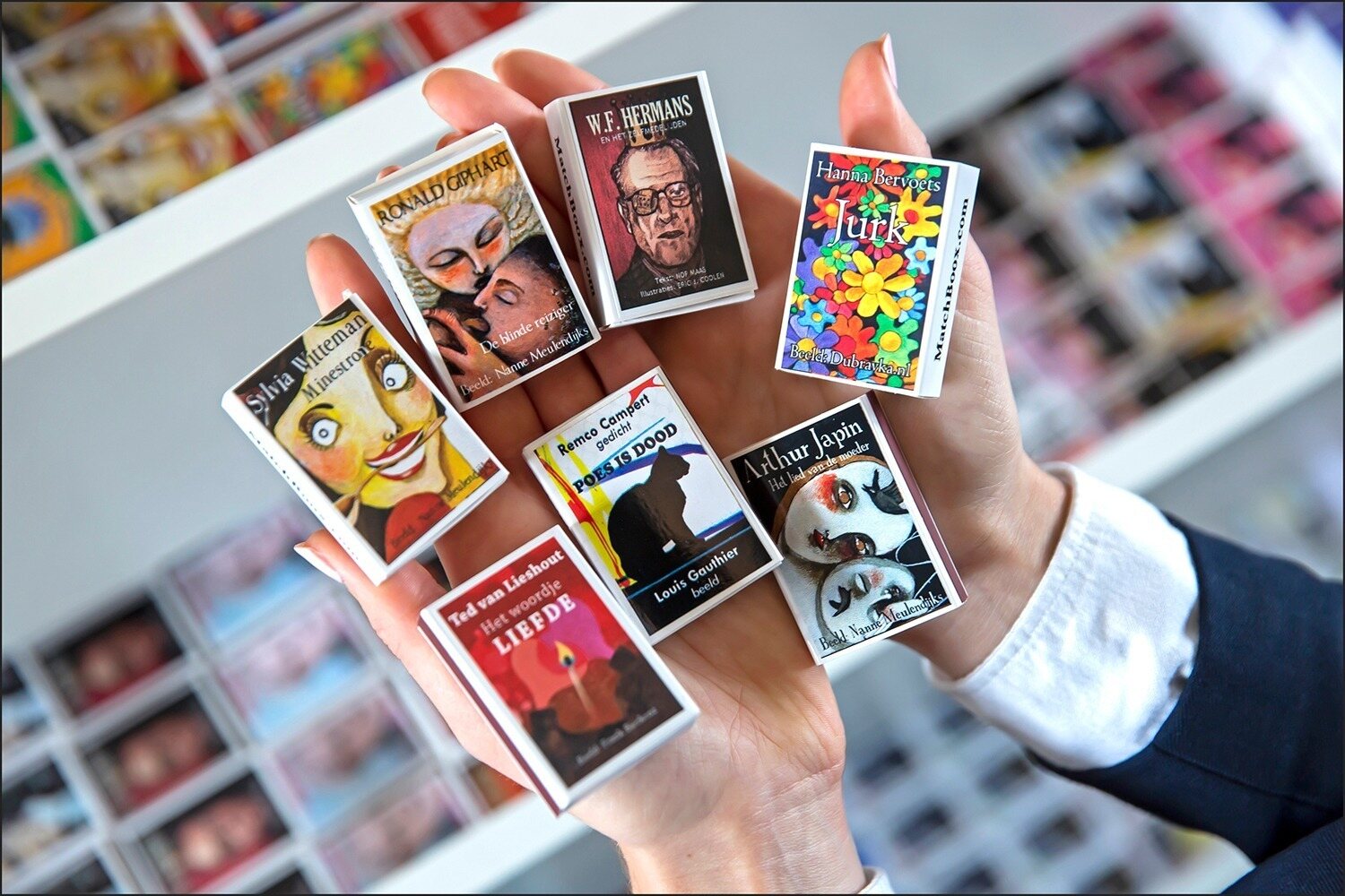 MatchBoox miniatuurboeken van bekende auteurs en kunstenaars in de hand